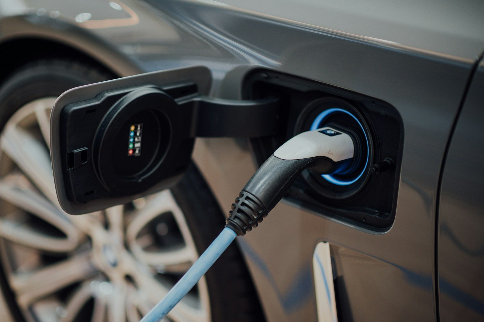 Elektrikli aracın şarj prizine bağlı görüntüsü